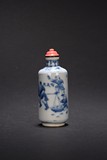 A BLUE AND WHITE 'FIGURES' SNUFF BOTTLE