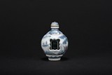 A WHITE AND BLUE REVOLVING FIGURES SNUFF BOTTLE