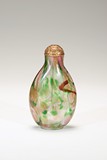A GOLD-FLECKED MULTICOLOR GLASS SNUFF BOTTLE