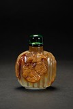 A CLEVERLY CARVED AGATE SNUFF BOTTLE
