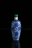 A BLUE AND WHITE 'FLORAL SCROLL' SNUFF BOTTLE