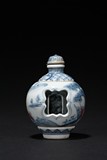 A REVOLVING BLUE AND WHITE SNUFF BOTTLE
