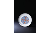 AN UNDERGLAZED BLUE AND ENAMELLED 'FLORAL' DISH