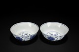 A PAIR OF BLUE AND WHITE 'FLOWERS' BOWLS