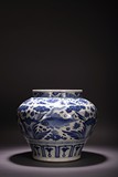 A LARGE CHINESE BLUE AND WHITE 'FISH' JAR