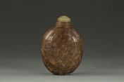 A Chinese jade snuff bottle with carvings