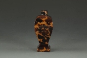 A Chinese tortoise shell snuff bottle