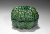 A GREEN GLAZED LOTUS DESIGN COVER BOX