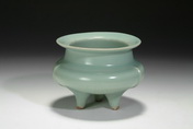 A LONGQUAN CELADON TRIPOD CENSER