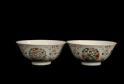 A PAIR OF FAMILLE ROSE BOWLS
