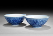 A PAIR OF UNDERGLAZED BLUE AND WHITE BOWLS
