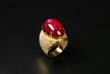A YELLOW GOLD RUBY RING