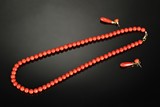 A CORAL NECKLACE AND A PAIR OF CORAL EARRINGS