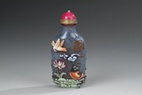 A CARVED ENAMELED OVERLAY BLUE GLASS SNUFF BOTTLE