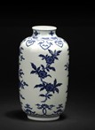 A BLUE AND WHITE SLEEVE VASE