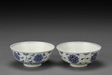A PAIR OF BLUE AND WHITE BOWLS