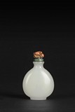 A WHITE GLASS SNUFF BOTTLE