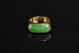 A 18K YELLOW GOLD JADEITE RING