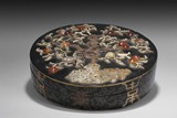 AN APPLIQUE LACQUER COVER BOX