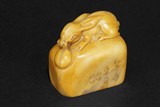 A SHOUSHAN STONE CARVED 'RABBIT' SEAL 
