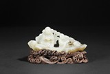 A WHITE JADE CARVED FIGURAL GROUP OF TWO CHILDREN