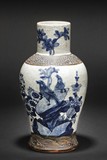 A BLUE AND WHITE CRACKLEWARE VASE, BANGCHUI PING