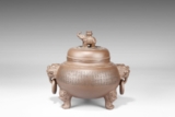 SHEN QUHUA: AN INSCRIBED YIXING TRIPOD JAR WITH COVER