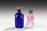A GROUP OF TWO GLASS SNUFF BOTTLES