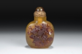 A CHINESE AGATE SNUFF BOTTLE