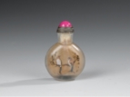 A MINIATURE INSIDE-PAINTED GLASS SNUFF BOTTLE