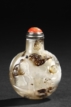 A CLEVERLY CARVED GRAY AND BROWN AGATE SNUFF BOTTLE