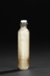 A BROWN AND QUARTZ-GRAY AGATE SNUFF BOTTLE