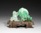 A JADEITE CARVING 'CHILD AND PEACH' AND CARVED HORN STAND
