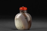 A TRI-COLOR AGATE SNUFF BOTTLE WITH GLASS STOPPER