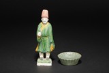 A SANCAI FIGURE AND A CELADON GLAZE PLATE