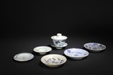 A GROUP OF BLUE AND WHITE TEA CUP AND SAUCERS