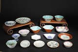 A GROUP OF CERAMIC DISHES AND BOWLS
