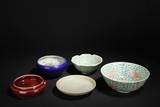 A GROUP OF FIVE PORCELAIN WARES