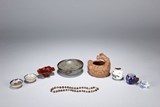 A GROUP OF CERAMIC AND ASSORTED ITEMS