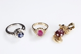 A 18K WG SAPPHIRE RING, A 14K YG RUBY RING, AND A 14K YG STAR RUBY PENDANT 