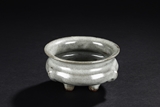 A SMALL PORCELAIN TRIPOD CENSER