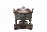 AN UNUSUALLY LARGE BRONZE TRIPOD VESSEL, DING