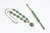 A SET OF 18K GOLD JADEITE BRACELET AND NECKLACE
