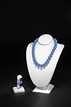 A SET OF BLUE AGATE NECKLACE AND EARRINGS