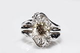A 14K WHITE GOLD DIAMOND RING
