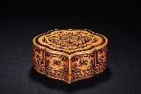 A LACQUERED RUYI-SHAPED BOX