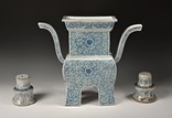 A SET OF BLUE AND WHITE CENSER