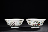 A PAIR OF FAMILLE ROSE BOWLS