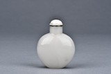 A WHITE GLASS SNUFF BOTTLE
