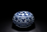 AN OCTAGONAL BLUE AND WHITE BOX WITH COVER